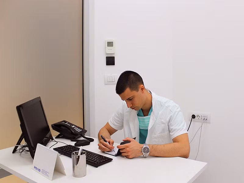 Hiện nay, ngoài thời gian làm việc ở bệnh viện State Hopital, anh còn làm thêm ở một viện thẩm mỹ khác.