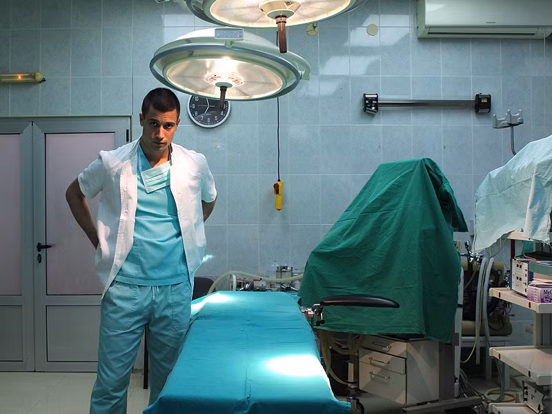 Tuy nhiên, đến nay, nam bác sĩ điển trai vẫn F.A.