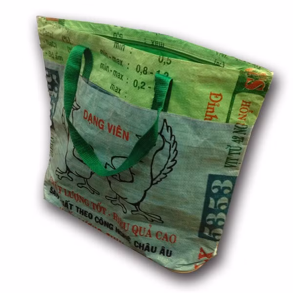 Không ít người ủng hộ phong cách độc lạ này, nhưng nhiều người lại cho rằng kiểu thời trang này khó mà ứng dụng vào thực tế, hoặc phải có người nào đó 'can đảm' lắm mới dám mặc nó ra đường.