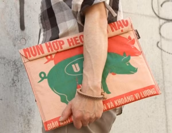 Nếu như những bao bì này bán cho đồng nát chỉ được vài nghìn đồng thì khi gia công lên thời trang nó có giá cao hơn rất nhiều lần.