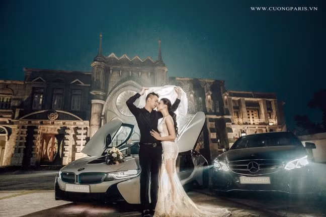 Tiếp xúc với Nga Tây trong bộ ảnh quan trọng của cuộc đời này, vị nhiếp ảnh gia cho biết cặp đôi tình cảm và quấn quýt bên nhau khiến ai cũng ghen tỵ. Khi chụp ảnh cưới, cặp đôi rất hợp tác, thậm chí, nhiếp ảnh gia Lê Đức còn kể: “Tôi bảo chuẩn bị bao giờ đếm 1,2,3 thì hôn, nhưng chưa đếm xong thì họ đã hôn nhau say đắm rồi".