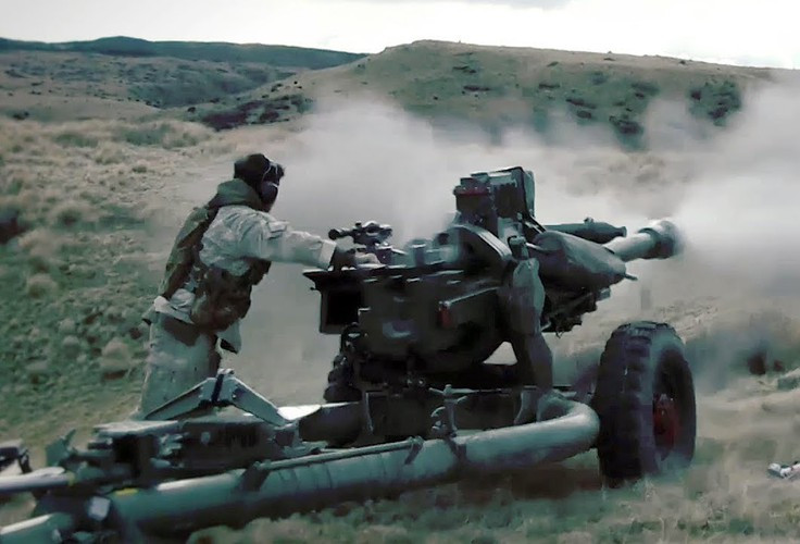 Pháo được kéo bằng các loại xe tải hoặc các loại xe bánh hơi có khả năng việt dã cao.