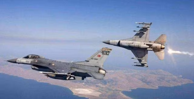 Trái ngược với Không quân Nga là phương pháp không chiến hiện đại của Không quân Thổ Nhĩ Kỳ; họ sử dụng máy bay chiến đấu F-16, được trang bị tên lửa tiến công ngoài tầm nhìn AIM-120 bắn hạ tất cả máy bay chiến đấu của Syria xuất hiện trên không phận tỉnh Idlib và sử dụng UAV vũ trang tiến công hiệu quả các mục tiêu mặt đất.