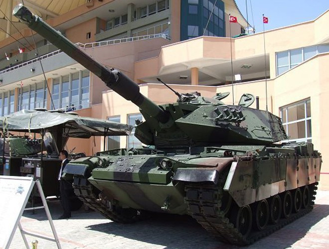 Pháo 120mm mạnh mẽ có khả năng bắn được tất cả các loại đạn tiêu chuẩn NATO, ngoài ra chúng còn bắn được cả tên lửa qua nòng.