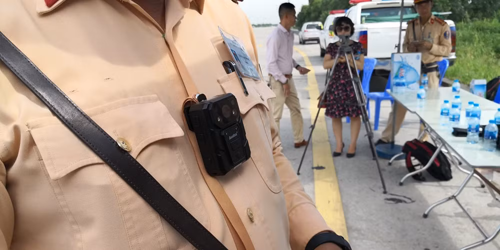 Chiếc camera giám sát nhỏ gọn được các chiến sĩ CSGT gắn lên ngực áo hoặc mang ở cổ với dây đeo phụ trợ. Nó chỉ nặng 150g và có thể ghi lại hình ảnh với độ phân giải HD+ rất ấn tượng.