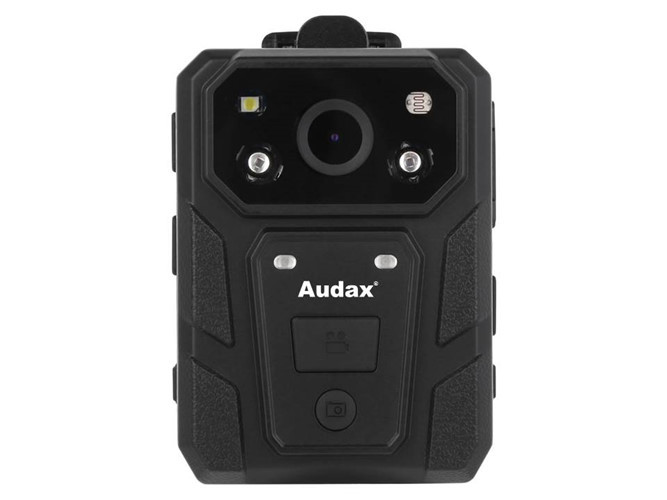 Thật bất ngờ khi chiếc camera gắn ngực của CSGT ngoài gây ấn tượng với cộng đồng đam mê công nghệ thì nó còn được nhiều bạn trẻ chú ý bởi các tính năng và thông số của nó. Cụ thể, camera này có trọng lượng chỉ 150g, kích thước 77 x 57 x 26 mm, cảm biến CMOS 36Mp (Ảnh) và 5Mp (Video). Camera này cũng được tích hợp định vị GPS, có màn hình 2.0 inch để xem lại file ghi hình, thời lượng quay liên tục 8 tiếng, có đèn hồng ngoại hỗ trợ ghi hình ban đêm.