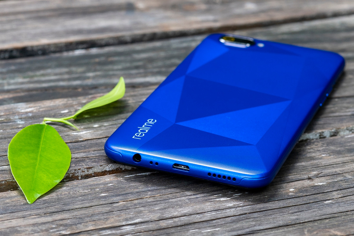 Tuy vẫn thuộc phân khúc giá rẻ nhưng giá của Realme C2 vẫn còn gần với Realme 3 (bản 32G) sau này chỉ vài trăm ngàn, điều này tạo ra cho người dùng xu hướng sẽ lựa chọn Realme 3 nhiều hơn bởi mọi con số thống kê từ Realme 3 đều khá vượt trội so với C2.