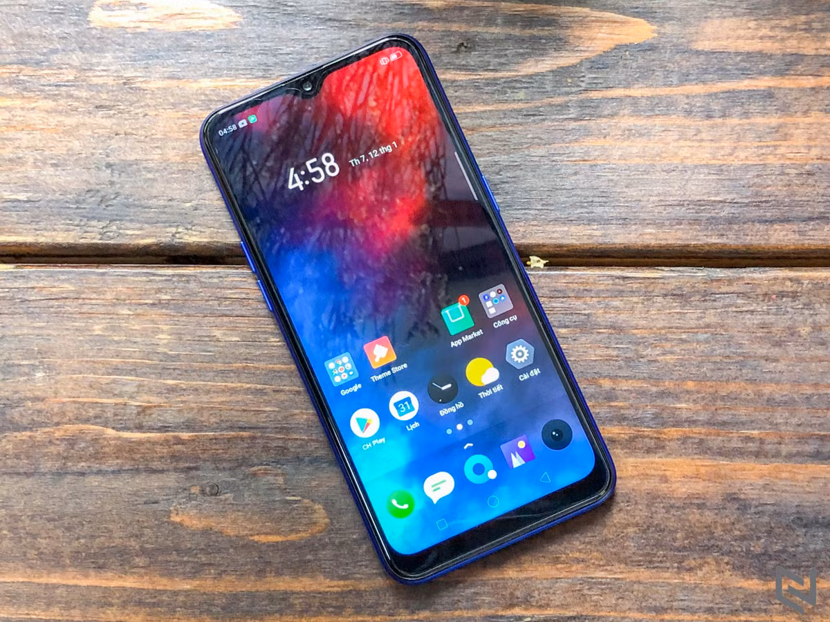  2. Realme C2. Cũng như Realme C1 2019, phiên bản C2 này có giá chênh lệch cao hơn 1 triệu đồng, nhưng người dùng cũng không có được sự cải thiện thực sự xứng đáng. Realme C2 dùng chip MediaTek MT6762 tăng hiệu năng và sự ổn định nhưng không đáng kể.