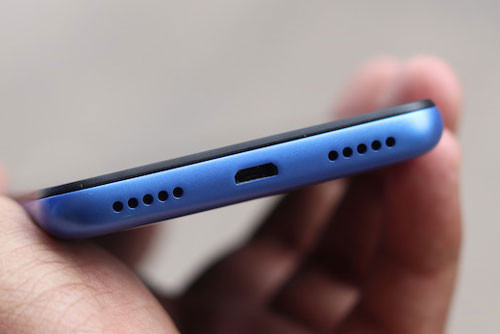 Loa ngoài, cổng microUSB và mic thu âm thứ 2 dưới cạnh đáy.