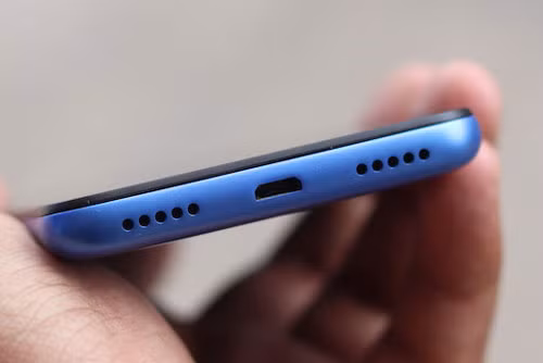 Loa ngoài, cổng microUSB và mic thu âm thứ 2 dưới cạnh đáy.