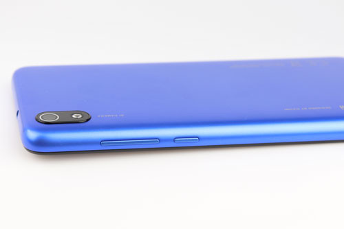 Phím tăng, giảm âm lượng cùng nút nguồn nằm bên cạnh phải.