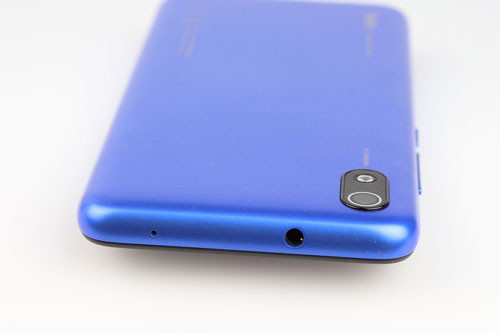 Mic thu âm và jack tai nghe trên đỉnh máy.