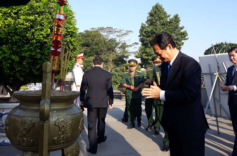 Tại buổi dâng hương, các đại biểu đã bày tỏ lòng biết ơn sâu sắc đối với các anh hùng liệt sĩ đã hy sinh cho độc lập tự do của Tổ quốc. 