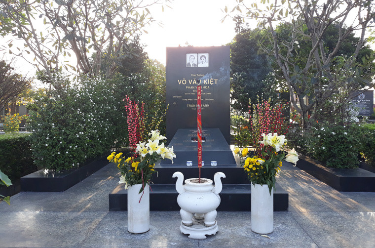 Mộ phần của cố Thủ tướng Võ Văn Kiệt và phu nhân tại Nghĩa trang TP HCM.