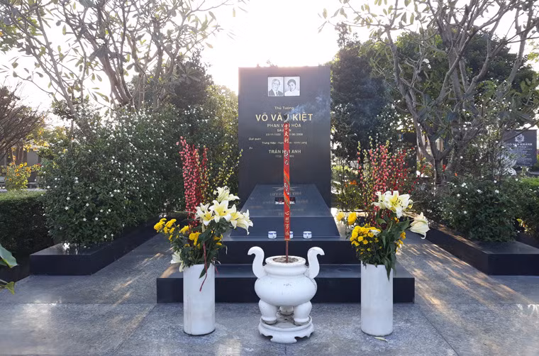 Mộ phần của cố Thủ tướng Võ Văn Kiệt và phu nhân tại Nghĩa trang TP HCM.