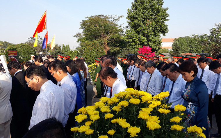 Đoàn đại biểu dâng hoa, hương tại Nghĩa trang Liệt sĩ TP. Trước anh linh các anh hùng liệt sĩ, các đại biểu đã dành phút mặc niệm và dâng hoa, dâng hương tưởng nhớ công ơn các anh.