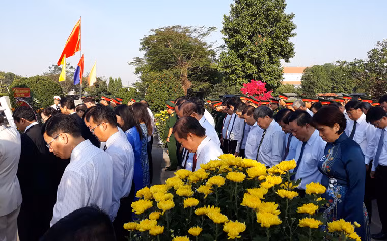 Đoàn đại biểu dâng hoa, hương tại Nghĩa trang Liệt sĩ TP. Trước anh linh các anh hùng liệt sĩ, các đại biểu đã dành phút mặc niệm và dâng hoa, dâng hương tưởng nhớ công ơn các anh.