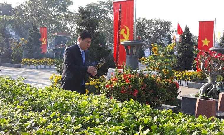Chủ tịch TP HCM Nguyễn Thành Phong dâng hương tại Nghĩa trang TP, nơi an nghỉ của các vị nguyên lãnh đạo cao cấp của Đảng, Nhà nước...