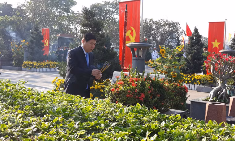 Chủ tịch TP HCM Nguyễn Thành Phong dâng hương tại Nghĩa trang TP, nơi an nghỉ của các vị nguyên lãnh đạo cao cấp của Đảng, Nhà nước...