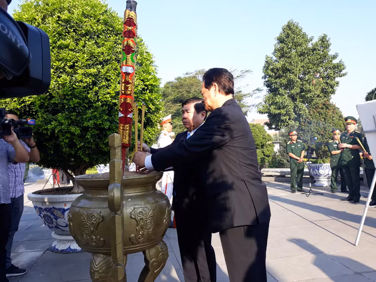 Nguyên Thủ tướng Nguyễn Tấn Dũng và Chủ tịch UBND TP HCM Nguyễn Thành Phong dâng hương tại Nghĩa trang Liệt sĩ.