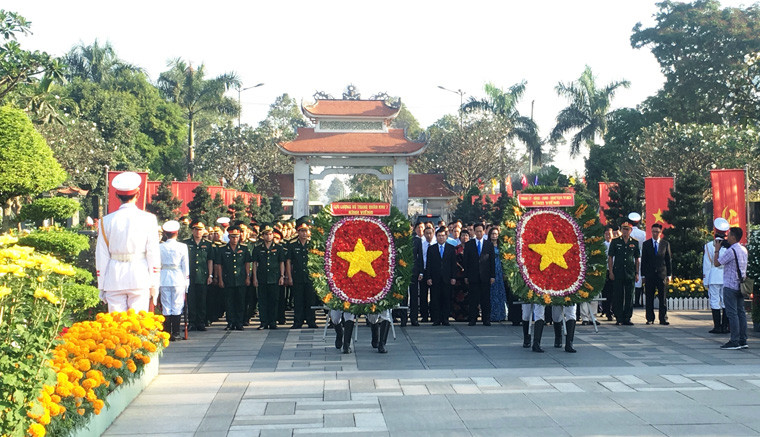Tham dự cùng đoàn có nguyên Ủy viên Bộ Chính trị, Nguyên Thủ tướng Nguyễn Tấn Dũng; nguyên Phó Bí thư Thành ủy, Chủ tịch HĐND TP Nguyễn Thị Quyết Tâm... 