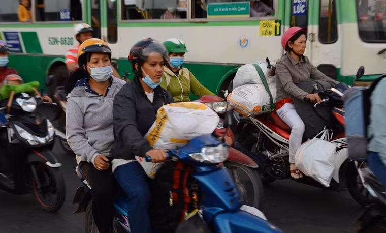 Người dân lỉnh kỉnh hành lý về quê bằng xe máy để nghỉ Tết.