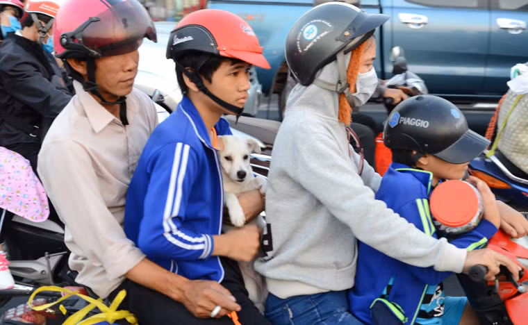 Do các tỉnh miền Tây không quá xa TP HCM nên người dân đã chọn phương tiện về quê bằng xe máy.