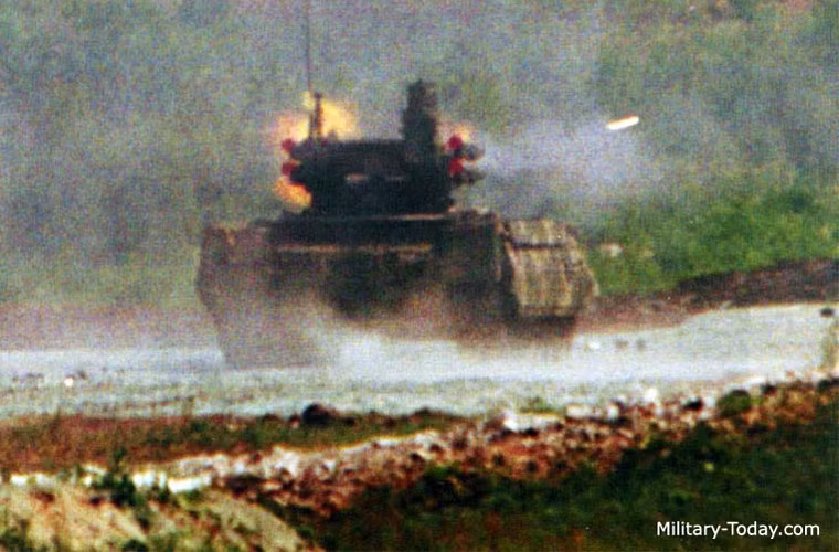 Đáng chú ý, sự xuất hiện của BMPT-72 cũng khiến giới quan sát vô cùng bất ngờ bởi đây là phiên bản mới nhất dòng xe chiến đấu BMPT Terminator ra mắt từ năm 2002. Quân đội Nga cho thấy sự "chịu chơi" khi đem phiên bản mới nhất chứ không phải là chiếc BMPT đã sử dụng nhiều năm nay nhưng vẫn chưa có dịp thử chiến. Và quan trọng hơn là những chiếc BMPT-72 hiện cũng chưa được Quân đội Nga sử dụng nhiều, đến cả thế hệ 1 BMPT cũng sử dụng rất ít. Nguồn ảnh: Military-Today