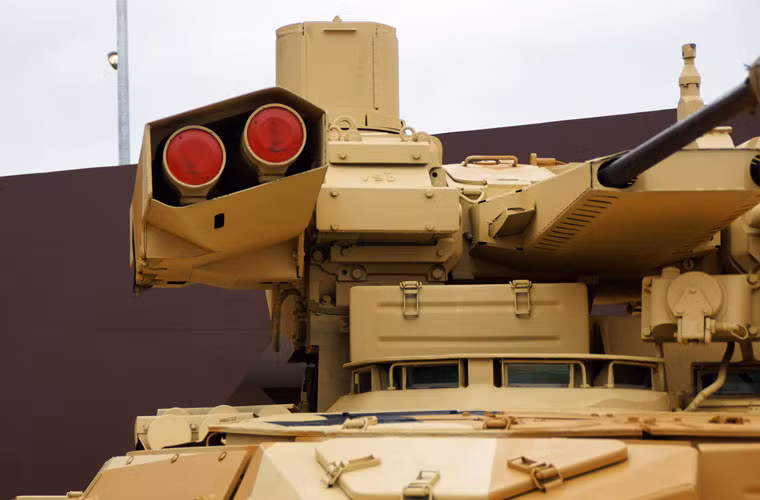 Tên lửa chống tăng Ataka-T có khả năng xuyên tới 800-950mm thép sau giáp phản ứng nổ (ERA), thừa sức hủy diệt bất kỳ loại xe tăng hiện đại nào. Đáng chú ý, đạn Ataka có thể mang đầu đạn nổ nhiệt áp có sức công phá tương đương 9,5kg TNT phù hợp tiêu diệt các chỗ ẩn núp trong đô thị. Tầm bắn tên lửa đạn 6km. Nguồn ảnh: Bastion-Kapenko