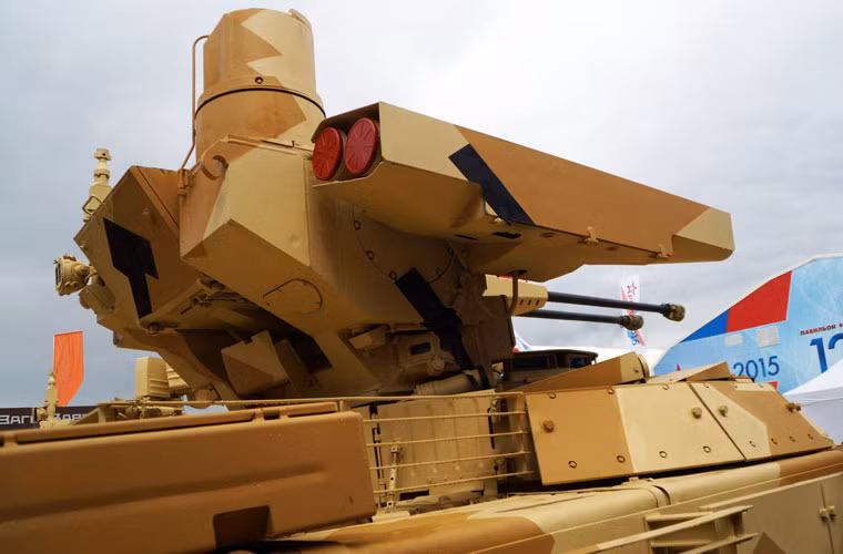 Tháp pháo được điều khiển tự động hoàn toàn với kíp lái ngồi trong capsule riêng biệt. Tháp pháo được làm với cấu hình thấp, phù hợp để ngụy trang trên chiến trường. Nguồn ảnh: Bastion-Kapenko