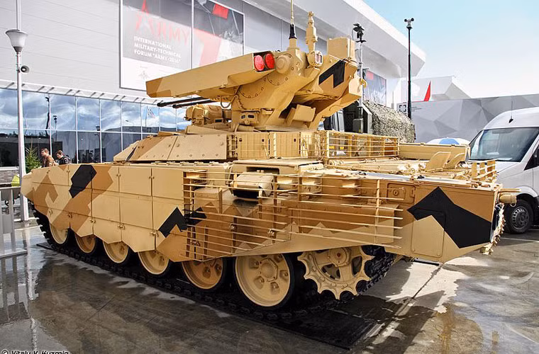 Nhờ được thiết kế trên khung gầm một chiếc xe tăng, cho nên khỏi bàn cãi về cấp độ bảo vệ cao của BMPT-72. Ngoài giáp composite nguyên bản của T-72, BMPT-72 được trang bị thêm các lớp giáp phản ứng nổ Kontakt-5 cho phép chống chịu hĩu hiệu các loại đạn chống tăng. Nguồn ảnh: Bastion-Kapenko