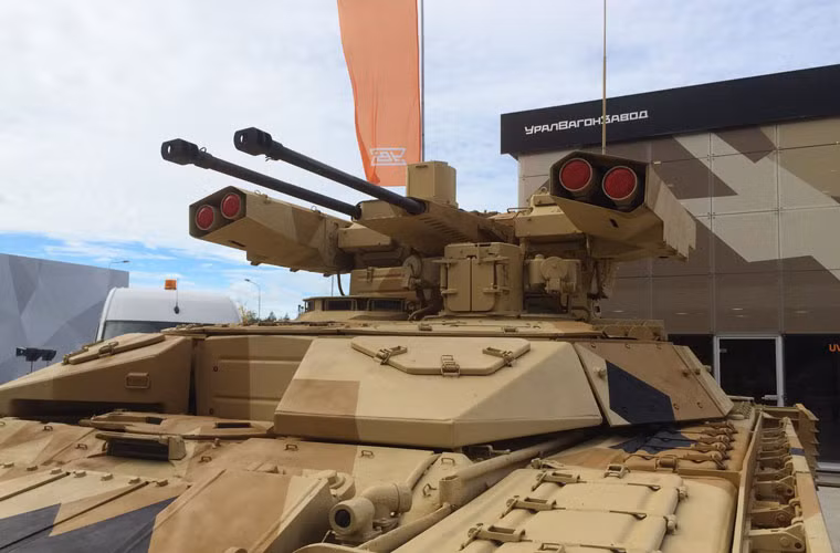 Tháp pháo của BMPT-72 lần đầu xuất hiện như sản phẩm của “người ngoài hành tinh”, nó trông hầm hố hơn hẳn thế hệ BMPT. Dẫu vậy, cơ bản thì các loại vũ khí trang bị cũng tương đương với BMPT gồm cặp pháo 30mm tự động; 4 tên lửa chống tăng Ataka-T và một đại liên PKTM 7,62mm. Nguồn ảnh: Bastion-Kapenko