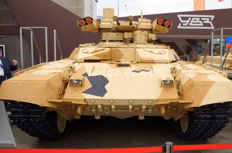 Cũng như thế hệ BMPT, BMPT-72 cũng được thiết kế trên cơ sở khung gầm xe tăng chiến đấu chủ lực T-72. Uralvagonzavod tận dụng lại những chiếc T-72 có sẵn trong kho dự trữ và cải tiến nó trở thành xe chiến đấu hỗ trợ hỏa lực. Đây là giải pháp rất tiết kiệm, khả thi tận dụng lại nguồn vũ khí cũ, nâng cấp, cải tiến mục đích sử dụng. Đáng chú ý, theo Uralvagonzavod, việc tích hợp module chiến đấu BMPT-72 có thể được thực hiện với cả xe tăng T-54/55, T-62. Nguồn ảnh: Bastion-Kapenko