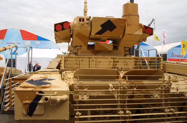 Hông đuôi BMPT-72 được lắp giáp lồng sắt để chống lại súng chống tăng RPG mà các nhóm phiến quân Syria thường được trang bị số lượng lớn. Nguồn ảnh: Bastion-Kapenko