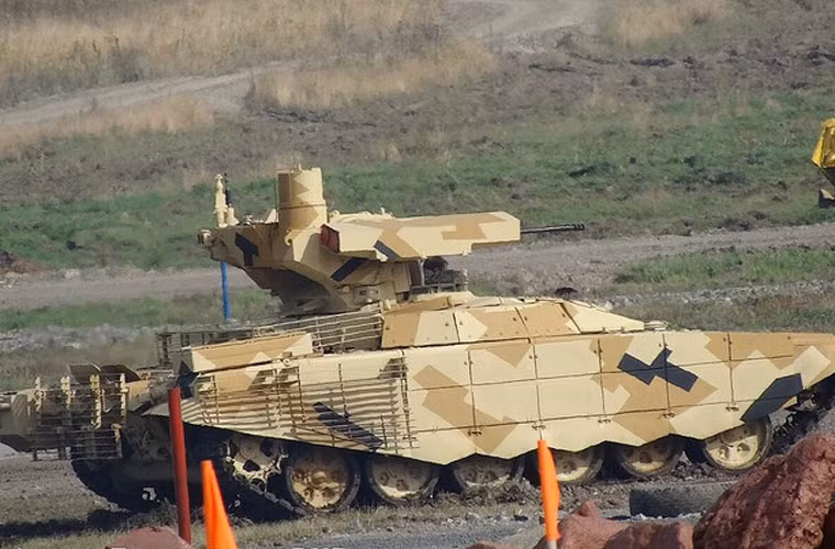 Khả năng cơ động BMPT-72 không khác lắm BMPT với việc trang bị động cơ diesel V-84MS hoặc V92S1 1.000 mã lựa cho tốc độ tối đa 60km/h, tầm hoạt động 500km. Nguồn ảnh: Bastion-Kapenko