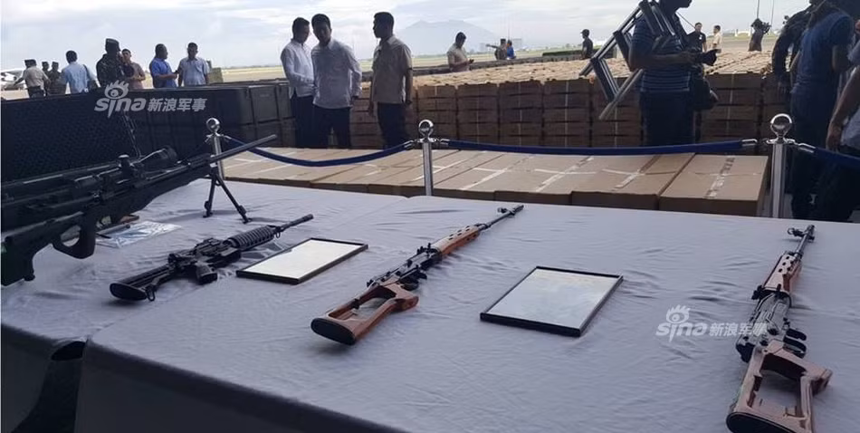 Các hình ảnh công bố cho thấy, Trung Quốc đã trao cho Quân đội Philippines 3 loại súng gồm: súng bắn tỉa NSG1 và NDM-86 cùng súng trường carbine CQ-A. Nguồn ảnh: Sina