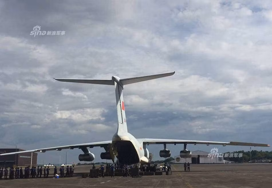 Lô 3.000 khẩu súng và 6 triệu viên đạn được các máy bay Il-76 của Không quân Trung Quốc đưa tới. Nguồn ảnh: Sina