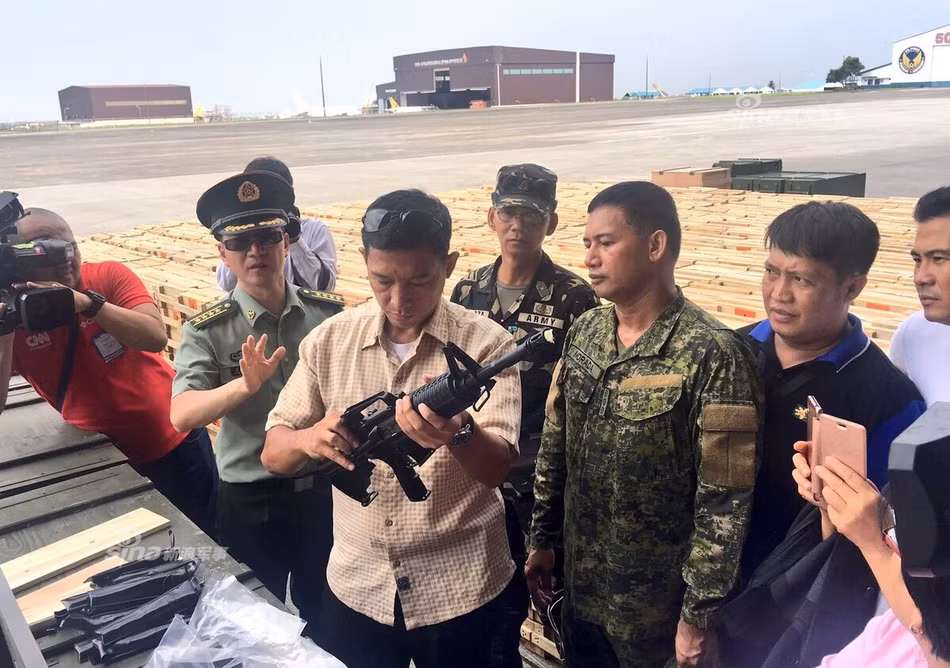 Quân đội Philippines vốn sử dụng chủ yếu các loại súng trường M16 và M4 của Mỹ, cho nên không quá khó khăn để làm chủ CQ-A sớm. Xem ra, Trung Quốc cũng đã tính kĩ lưỡng khi viện trợ CQ-A cho Phillippines thay vì dòng súng trường bullpup QBZ. Nguồn ảnh: Sina