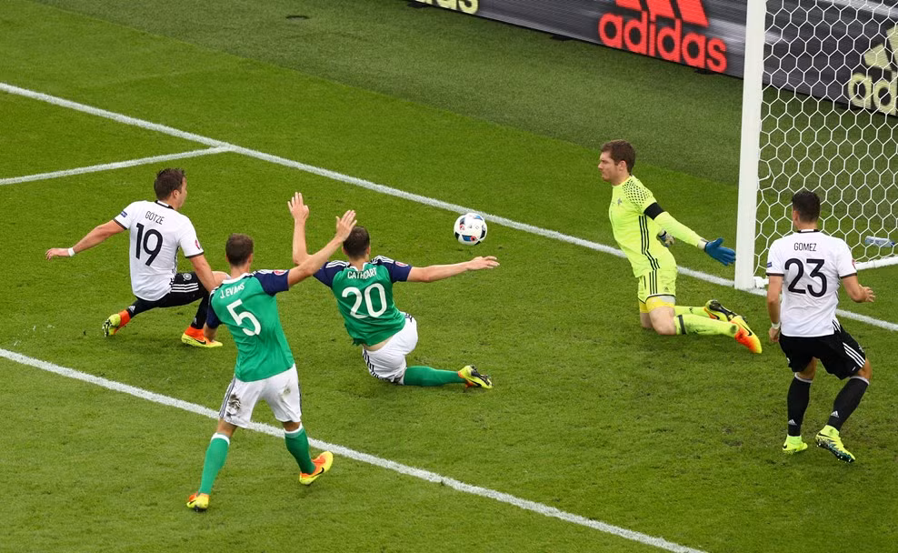 Hiệp hai bắt đầu, ĐT Đức lại triển khai một thế trận áp đảo hoàn toàn đối thủ dưới cơ. Phút 52, Gotze bỏ lỡ 2 cơ hội ngon ăn chỉ trong vòng khoảng 30-40 giây khi liên tục dứt điểm trúng người thủ môn hoặc bị hậu vệ Bắc Ireland truy cản. Phút 57, Steven Davis chứng minh rằng dù bị dồn ép nhưng ĐT Bắc Ireland vẫn chưa chịu buông xuôi khi nỗ lực dốc bóng từ giữa sân, nhưng khi đến gần khu vực 16m50 anh lại bị Boateng truy cản kịp thời.