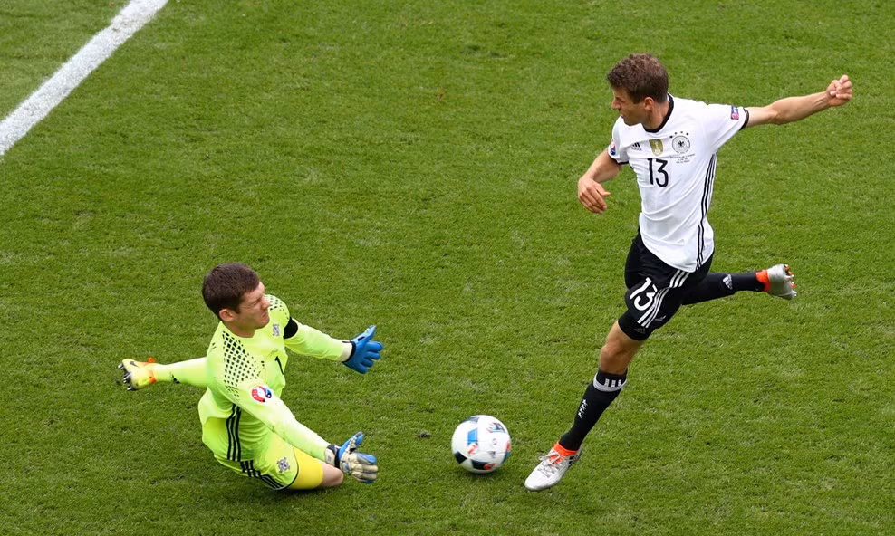 Ngay từ phút thứ 7, ĐT Đức đã cho thấy họ vượt trội hơn đối thủ thế nào bằng một pha phối hợp mạch lạc được phát động từ trung vệ Boateng ra biên phải rồi đến Gomez trước khi đặt Muller vào vị trí thuận lợi nhưng anh dứt điểm trúng người thủ môn Bắc Ireland. Với Bắc Ireland, chiến thắng Đức sẽ cho họ quyền tự quyết đi vào vòng knock-out Euro 2016, nhưng với đối thủ cực mạnh trước mắt, việc giành lấy 1 điểm vẫn là thượng sách. Chính vì vậy, các cầu thủ Bắc Ireland đã chủ động chơi chậm, nhường thế trận và lui về phòng thủ số đông.