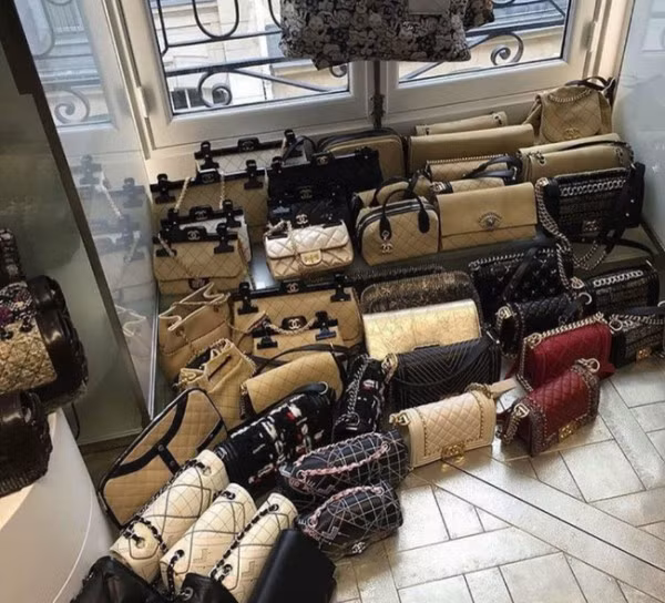 Nhiều tiểu thư, ái nữ của các đại gia sinh sống, học tập ở nước ngoài cũng thường xuyên khoe gia tài là những món đồ hiệu bao gồm túi xách, giày dép, quần áo cực đắt tiền khiến các bạn trẻ trong nước phải ngưỡng mộ. Khoe đồ hiệu thực chất không phải là một điều gì đó xấu xa nhưng dưới con mắt của một bộ phận giới trẻ ngày nay, thú chơi này vẫn thường tạo ra sự kích thích mãnh liệt, đôi khi khiến cho người ta "ngứa mắt".