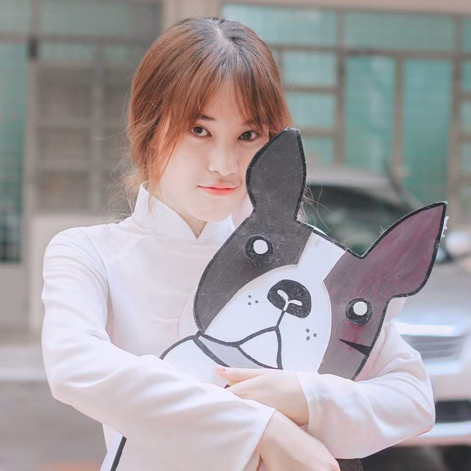 Một hot girl trường báo mới nổi khác, được rất nhiều bạn yêu mến có cái tên rất lạ là Phạm Nguyễn Ca Dao đang là sinh viên Báo chí truyền thông Trường Đại học Khoa học Xã hội và Nhân văn TP HCM. Nhờ thành tích học tập đỉnh cao trong những năm phổ thông, đạt giải Nhì học sinh giỏi cấp Quốc gia môn Văn năm 2012 mà Ca Dao được tuyển thẳng vào đại học.