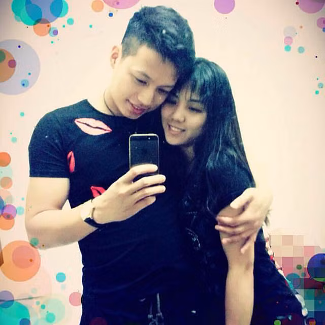 Chàng trai này đã có bạn gái rồi nhé! Họ rất đẹp đôi và vô cùng tình cảm. Hiện về lý do thực hiện bộ ảnh bán nude bên hồ sen của Sơn Khôi vẫn chưa được anh chàng tiết lộ, dân mạng vẫn đang háo hức, mong chờ sự phản hồi của chính chủ nhân bộ ảnh. Ảnh: Kun Mon &amp; FBNV.