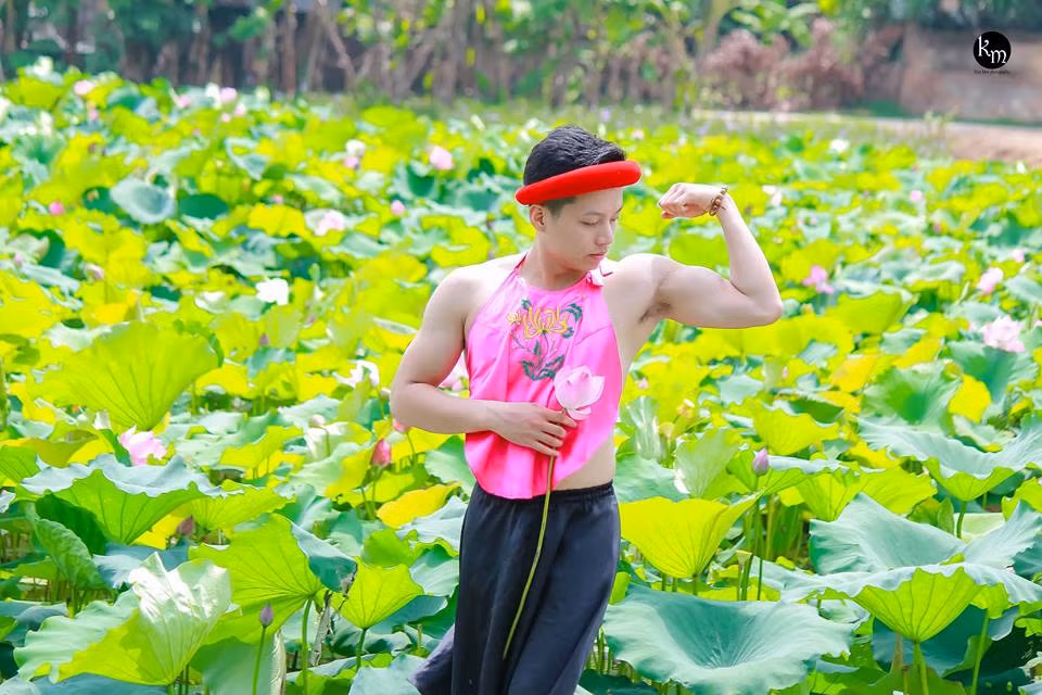 Tạo dáng bên sen là phải khoe bắp tay mới gọi là "chất".