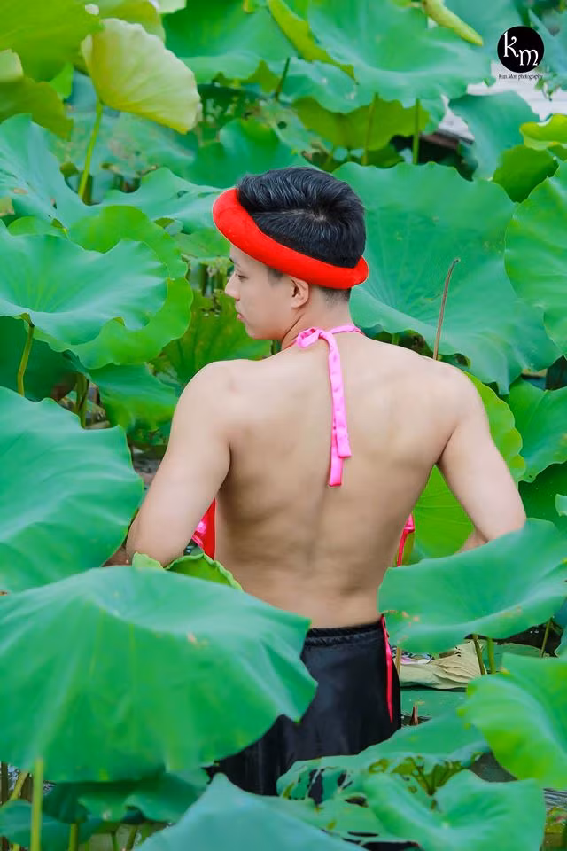 Dân mạng gọi đây là bộ ảnh "hại não" nhất mùa xem năm nay kèm theo những lời cảnh báo "không xem khi đang ăn cơm". Tấm lưng trần to rộng, cũng những động tác tạo dáng ưỡn ẹo của Sơn Khôi tạo ra những tràng cười không ngớt.