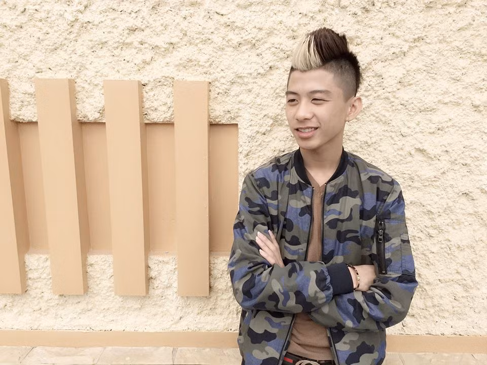 Chàng trai 18 tuổi cho biết thêm, số tiền cậu sử dụng trong đoạn clip "quay cho vui" hoàn toàn là tiền do cậu chăm chỉ lao động mà có được, không phải là tiền của bố mẹ hay mượn của ai đó để "làm màu". Quang Thanh cho rằng nếu bản thân cậu muốn khoe mẽ thì đã sử dụng những đồng tiền có mệnh giá lớn hơn, không phải chỉ toàn 50, 100 nghìn đồng như trong clip.