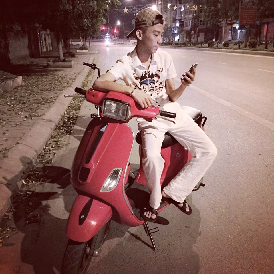 Sau vài ngày tìm kiếm, cuối cùng thông tin, danh tính của chàng thiếu gia tắm tiền cũng được phát hiện. Theo đó, anh chàng này tên là Quang Thanh, 18 tuổi hiện đang sinh sống và làm việc tại Hà Nội. Được biết, gia đình Quang Thanh có mở một salon xe hơi và bản thân cậu cũng đang làm việc tại đây. Nói về đoạn clip gây xôn xao cộng đồng mạng vài ngày qua, Quang Thanh khẳng định rằng cậu chỉ là một chàng thanh niên bình thường, không phải "thiếu gia" hay "công tử nhà giàu" như nhiều người đồn đoán.