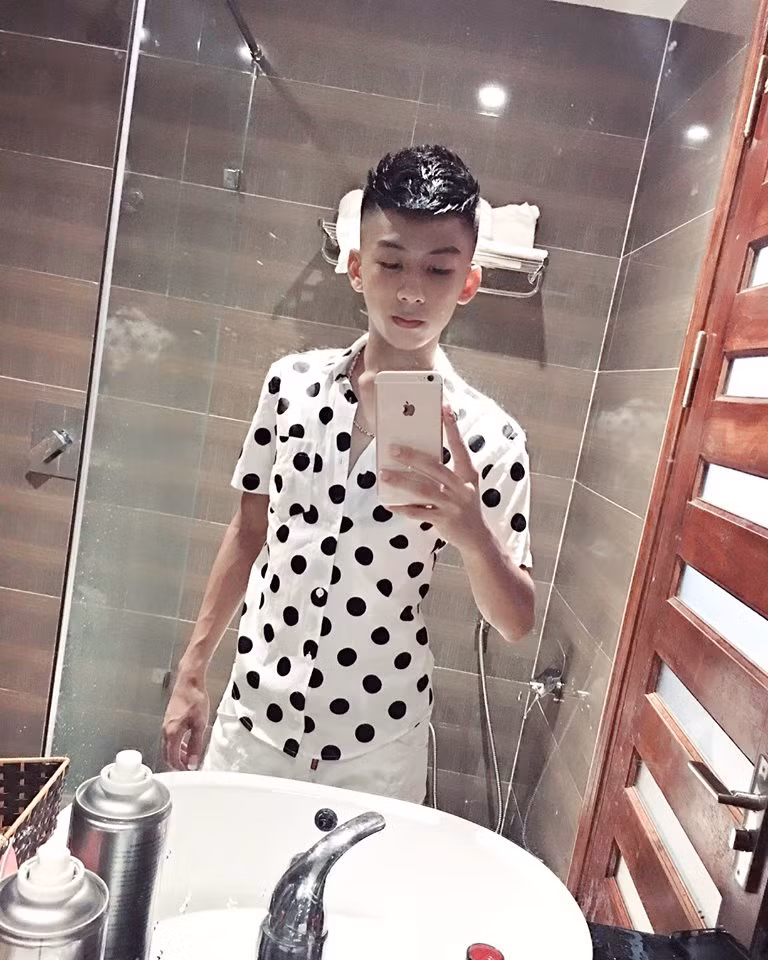 Không ít người lầm tưởng nhân vật chính trong clip là một công tử nhà giàu, tiêu tiền như nước và có cuộc sống thuộc đẳng cấp quý tộc. Chính vì thế danh tính và những thông tin cá nhân của chàng trai "rửa tiền trong bồn tắm" sau đó được dân mạng Việt ráo riết săn tìm. Dù chưa rõ danh tính thật của chàng trai này nhưng với hành động tắm tiền chẳng giống ai trong đoạn clip gây xôn xao, dân mạng vẫn có cái cớ để liên tục buông những lời chỉ trích, phê phán "thiếu gia" trẻ tuổi.