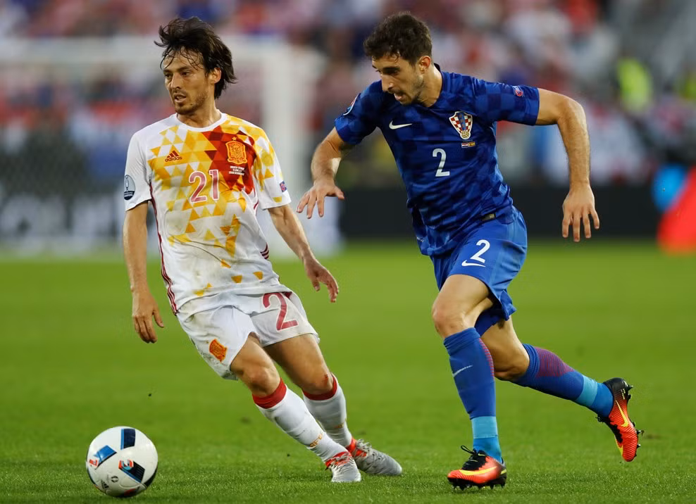 Hiệp hai bắt đầu với thế trận tương tự hiệp đấu trước. Tây Ban Nha là đội chơi chủ động hơn, những đường tấn công của họ cũng nguy hiểm hơn. Tuy nhiên hàng phòng ngự Croatia vẫn chơi tốt và các chân sút của La Roja lại tỏ ra khá vô duyên.