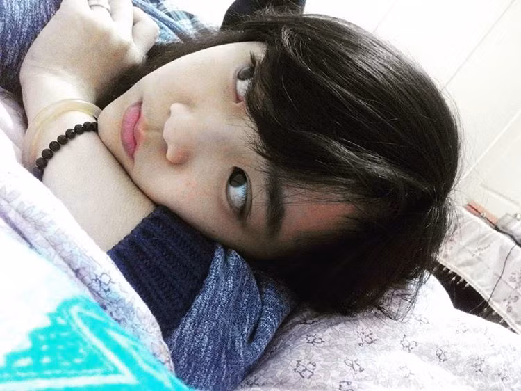 Nhiều người lầm tưởng cô giáo xinh đẹp chỉ mới là học sinh khi cô chụp chung ảnh các em học trò trong lớp của cô.